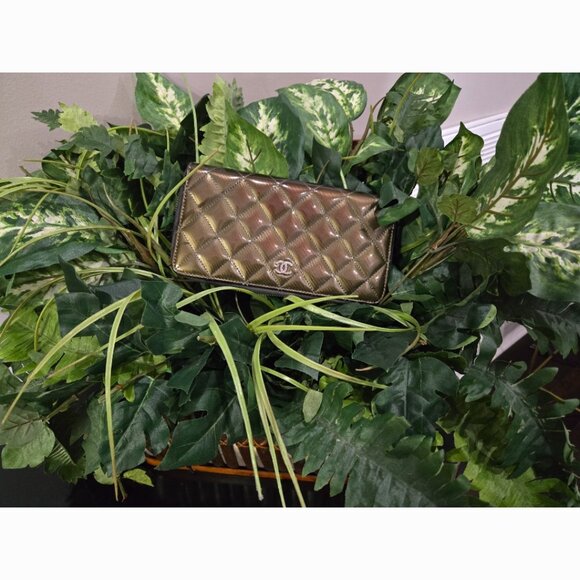 Pristine Condition Chanel Striated Iridescent Patent Leather Zippy Wallet - Picture 2 of 11